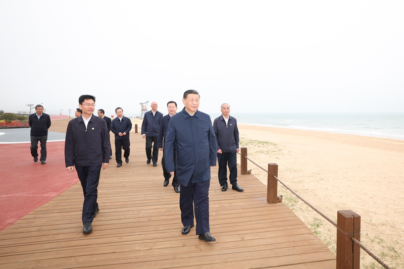 5月22日至24日，，，，，中共中央总书记、国家主席、中央军委主席习近平在山东考察。。。。。。这是22日下午，，，，，习近平在日照市阳光海岸绿道考察。。。。。。